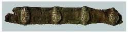 Обрывок кожаного пояса с накладками из бронзы в форме человеческих личин. XV в.: 27 Кб.