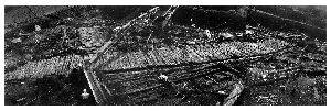 ''Общий вид части Неревского раскопа на уровне слоёв середины ХIV в. На переднем плане виден <особенно на увеличенном фото :) > перекрёсток Великой и Холопьей улиц'': 215 Kb